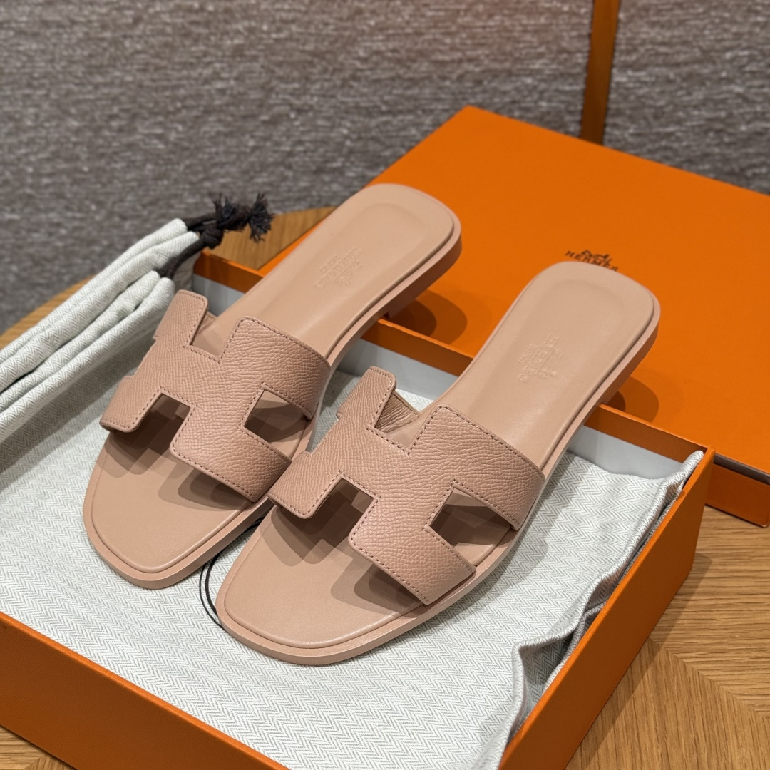 NO:410224,Pelino beige Palmprint/Epsom Newly upgraded HERMES Handmade H slippers H home slippers are the most classic work in the brand. They are constantly upgraded every year. We follow the counter, constantly upgrade, optimize, update, and persist in focusing on full hand sewing. Imported Italian and European original A-grade genuine leather sole, excellent comfort on the feet. Ceramic powder Size 35-39 (34.40.41 Customized without return or exchange) Feet and high insteps require one size to be big. Fully-inclusive foot pads, slippers, hermes, slippers, Leather soles19860909佩利诺米色/Pelino beige 掌纹/Epsom 全新升级HERMES 手工H拖鞋 H家的拖鞋是品牌中最最经典之作,每年都在大同小异不断升级,我们跟随专柜,不断升级,不断优化,不断更新,执着于专注全手工缝制 进口意大利欧洲原A级真皮大底,上脚舒适度极赞. 陶瓷粉 Size 35-39（34.40.41定做不退换） 脚胖脚背高需要拿大一码 全包垫脚,拖鞋,hermes,slippers,Leather soles,Women's Shoes