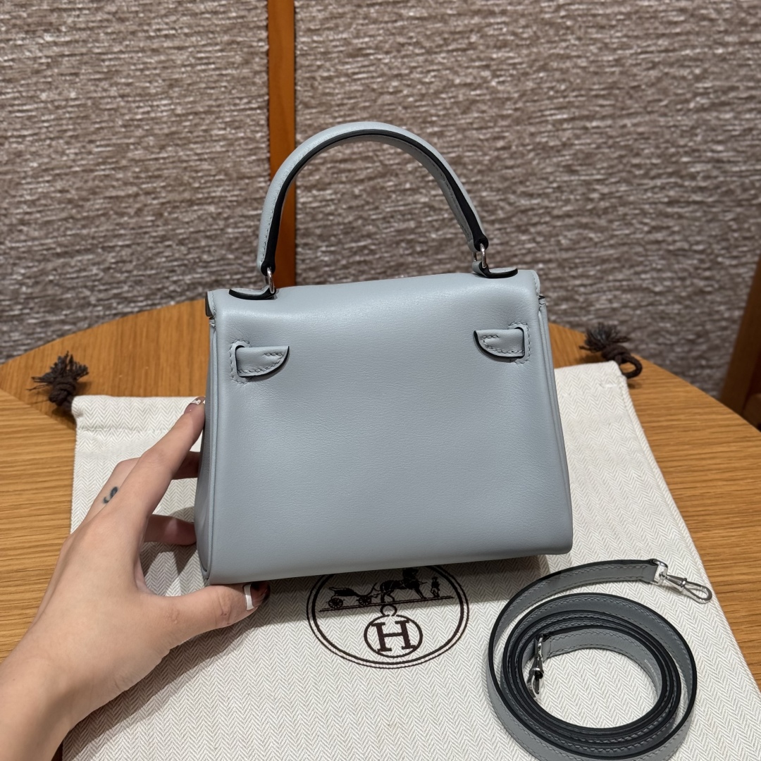 Style：Kelly doll
Colour：8U/Blue Glacier/C6/Vert Girs
Size：16x12.5x7cm
Leather：swift From France
Hardware：silver

千禧娃娃包，冰川蓝拼灰绿色，法国进口平纹皮，银扣，高级全手工专属定制‼️

客订实拍🐎🐎customer order🐎🐎