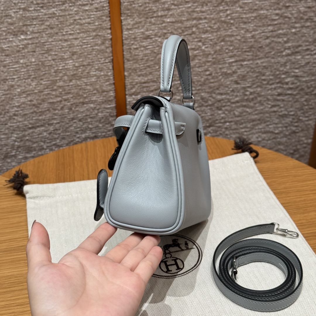 Style：Kelly doll
Colour：8U/Blue Glacier/C6/Vert Girs
Size：16x12.5x7cm
Leather：swift From France
Hardware：silver

千禧娃娃包，冰川蓝拼灰绿色，法国进口平纹皮，银扣，高级全手工专属定制‼️

客订实拍🐎🐎customer order🐎🐎