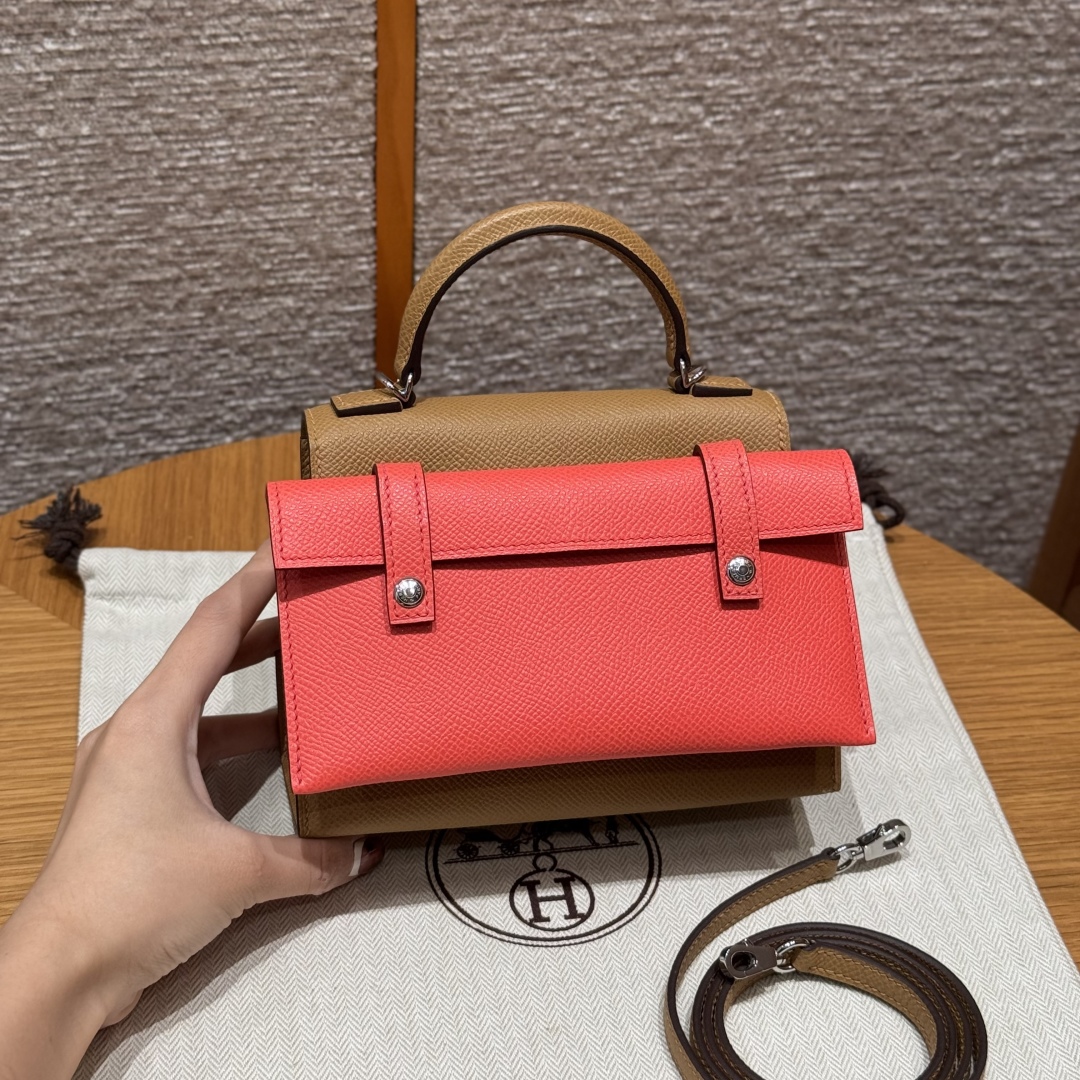 Style：Kellydoll Picto
Colour：4B/Biscuit/0E/Rose Texas
Size：16.5*11.5*7cm
Leather：Epsom From France
Hardware：Silver 

马赛克娃娃包16.5，饼干色，肩包得克萨斯粉，掌纹皮，法国进口原厂牛皮，银扣，高级全手工专属订制‼️

客订实拍🐎🐎customer order🐎🐎