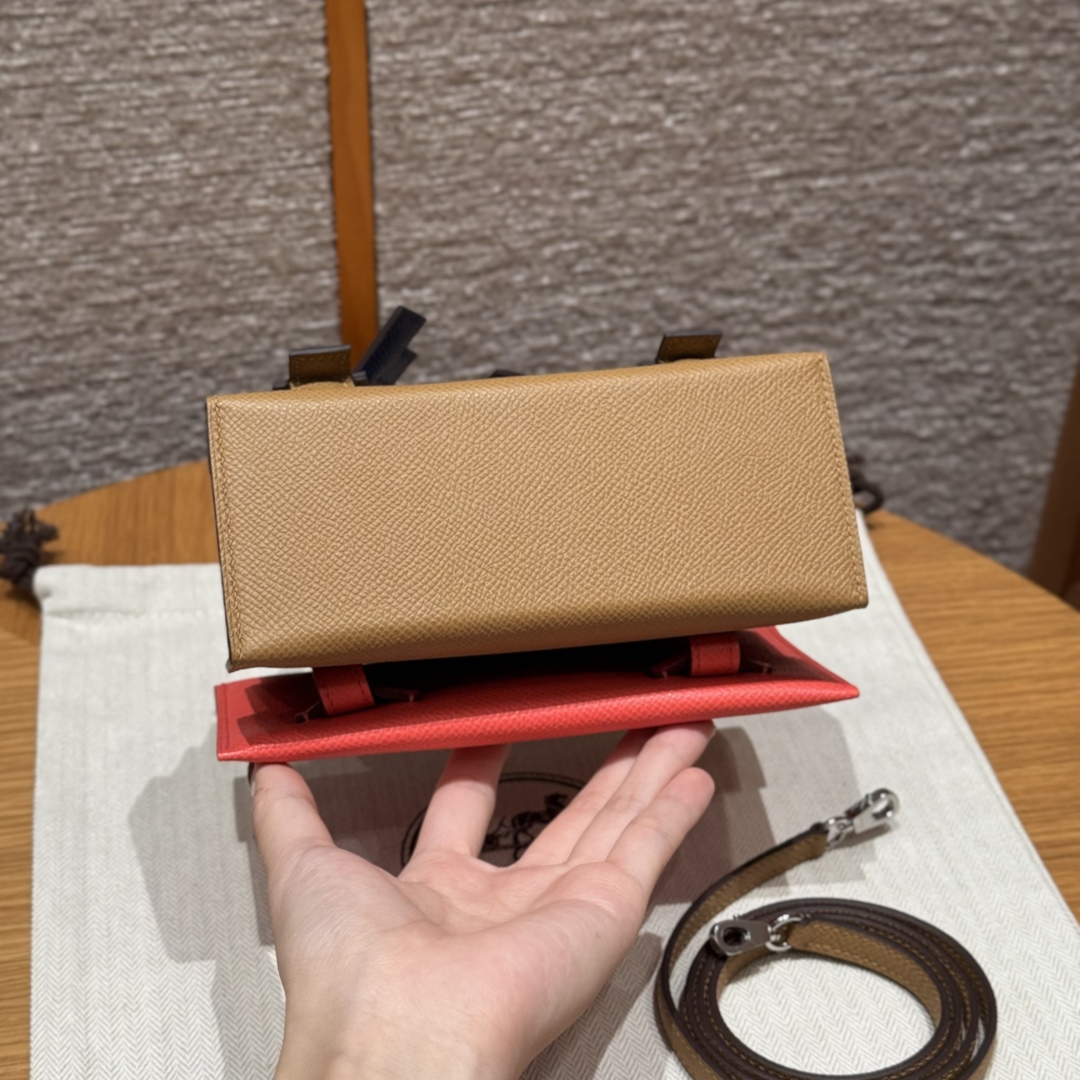 Style：Kellydoll Picto
Colour：4B/Biscuit/0E/Rose Texas
Size：16.5*11.5*7cm
Leather：Epsom From France
Hardware：Silver 

马赛克娃娃包16.5，饼干色，肩包得克萨斯粉，掌纹皮，法国进口原厂牛皮，银扣，高级全手工专属订制‼️

客订实拍🐎🐎customer order🐎🐎