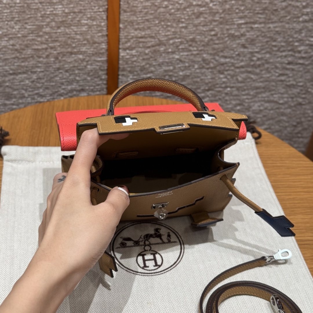 Style：Kellydoll Picto
Colour：4B/Biscuit/0E/Rose Texas
Size：16.5*11.5*7cm
Leather：Epsom From France
Hardware：Silver 

马赛克娃娃包16.5，饼干色，肩包得克萨斯粉，掌纹皮，法国进口原厂牛皮，银扣，高级全手工专属订制‼️

客订实拍🐎🐎customer order🐎🐎
