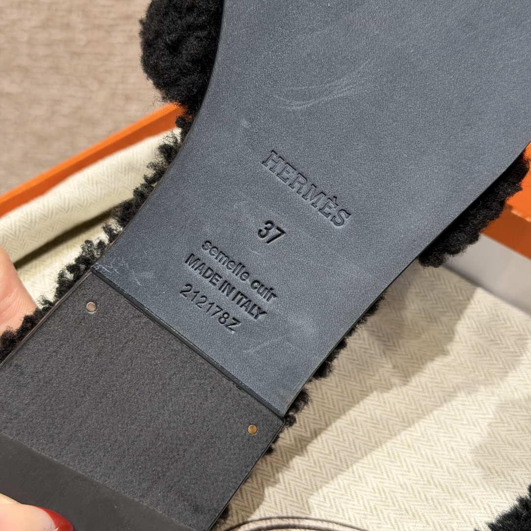 
款式/Style ：181 Oran 凉拖
颜色/Colour：黑色/89/Nior
鞋面材料/Upper material：羊毛皮/woolskin
底部材料/Bottom materials：真皮大底/Dermal outsole

可定制码数/Customizable size：
34-41，（不可定制半码，半码不设退换，34不设退换，41不设退换）

You can&rsquo;t customize half a size, half a size doesn&lsquo;t have a return or exchange, 34 doesn&rsquo;t have a return or exchange, and 41 doesn&lsquo;t have a return or exchange

本店产品均全手工制作
制作周期大约需要15个工作日❤️
Our products are all handmade, and the production cycle takes about 15 working days❤️