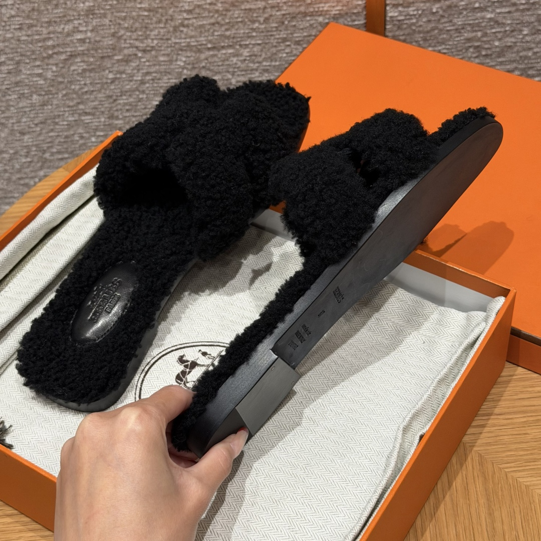 
款式/Style ：181 Oran 凉拖
颜色/Colour：黑色/89/Nior
鞋面材料/Upper material：羊毛皮/woolskin
底部材料/Bottom materials：真皮大底/Dermal outsole

可定制码数/Customizable size：
34-41，（不可定制半码，半码不设退换，34不设退换，41不设退换）

You can&rsquo;t customize half a size, half a size doesn&lsquo;t have a return or exchange, 34 doesn&rsquo;t have a return or exchange, and 41 doesn&lsquo;t have a return or exchange

本店产品均全手工制作
制作周期大约需要15个工作日❤️
Our products are all handmade, and the production cycle takes about 15 working days❤️