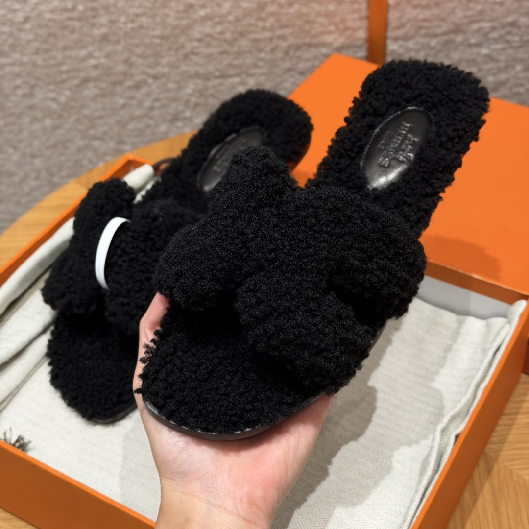 
款式/Style ：181 Oran 凉拖
颜色/Colour：黑色/89/Nior
鞋面材料/Upper material：羊毛皮/woolskin
底部材料/Bottom materials：真皮大底/Dermal outsole

可定制码数/Customizable size：
34-41，（不可定制半码，半码不设退换，34不设退换，41不设退换）

You can&rsquo;t customize half a size, half a size doesn&lsquo;t have a return or exchange, 34 doesn&rsquo;t have a return or exchange, and 41 doesn&lsquo;t have a return or exchange

本店产品均全手工制作
制作周期大约需要15个工作日❤️
Our products are all handmade, and the production cycle takes about 15 working days❤️