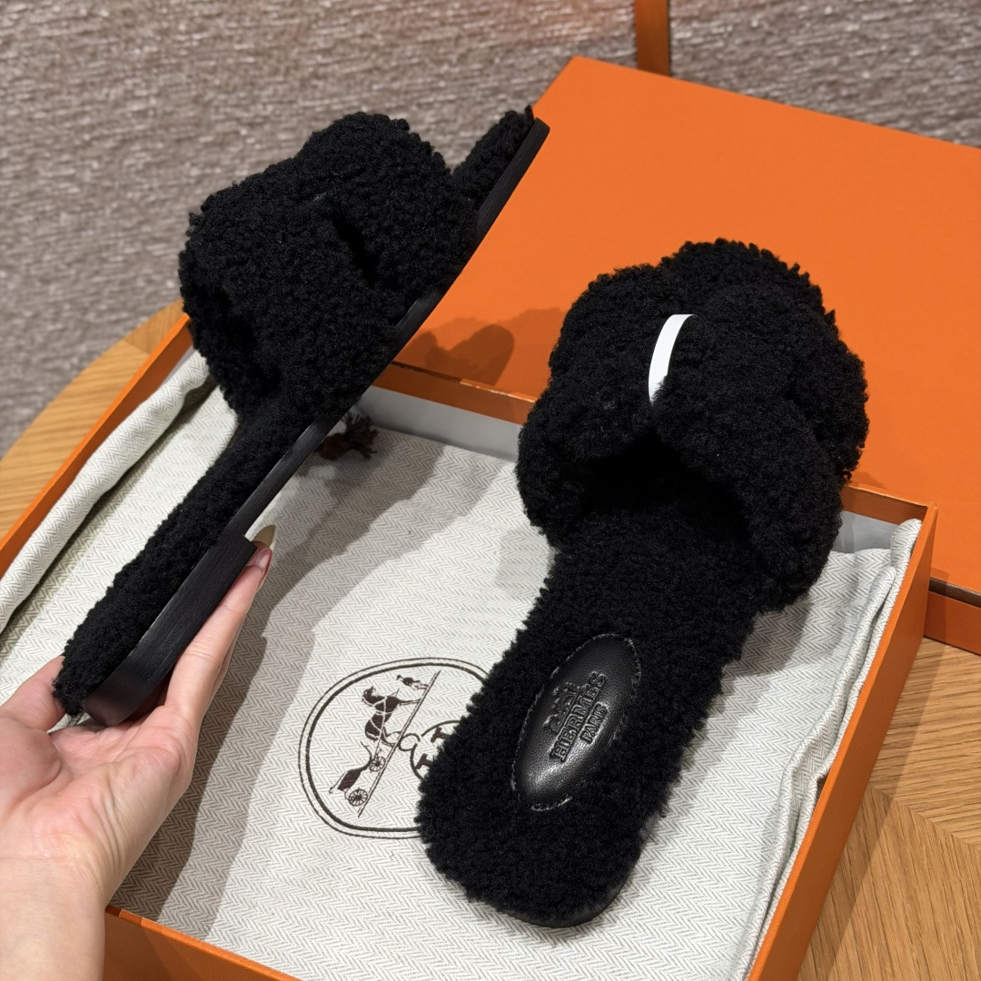 
款式/Style ：181 Oran 凉拖
颜色/Colour：黑色/89/Nior
鞋面材料/Upper material：羊毛皮/woolskin
底部材料/Bottom materials：真皮大底/Dermal outsole

可定制码数/Customizable size：
34-41，（不可定制半码，半码不设退换，34不设退换，41不设退换）

You can&rsquo;t customize half a size, half a size doesn&lsquo;t have a return or exchange, 34 doesn&rsquo;t have a return or exchange, and 41 doesn&lsquo;t have a return or exchange

本店产品均全手工制作
制作周期大约需要15个工作日❤️
Our products are all handmade, and the production cycle takes about 15 working days❤️