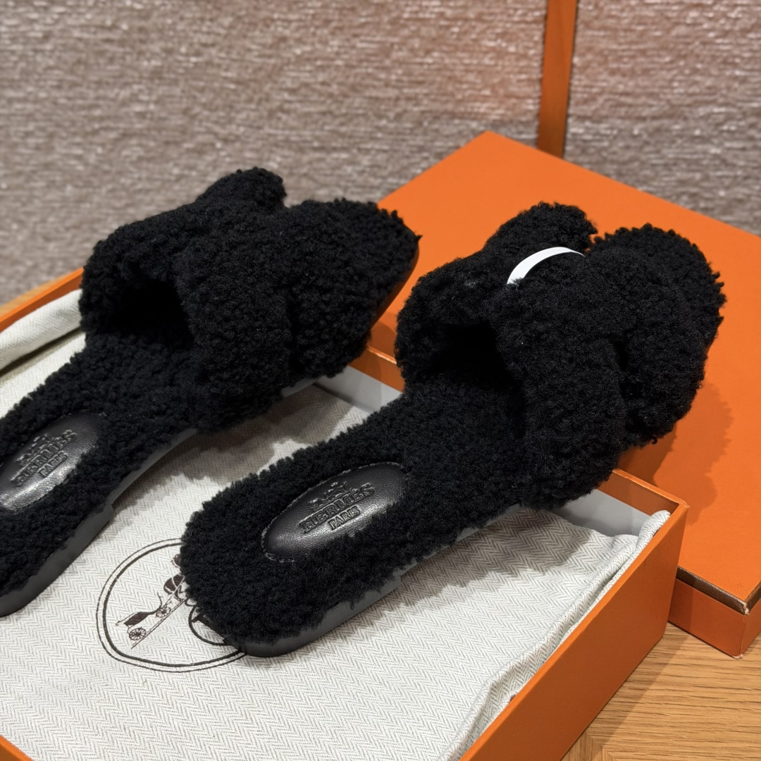 
款式/Style ：181 Oran 凉拖
颜色/Colour：黑色/89/Nior
鞋面材料/Upper material：羊毛皮/woolskin
底部材料/Bottom materials：真皮大底/Dermal outsole

可定制码数/Customizable size：
34-41，（不可定制半码，半码不设退换，34不设退换，41不设退换）

You can&rsquo;t customize half a size, half a size doesn&lsquo;t have a return or exchange, 34 doesn&rsquo;t have a return or exchange, and 41 doesn&lsquo;t have a return or exchange

本店产品均全手工制作
制作周期大约需要15个工作日❤️
Our products are all handmade, and the production cycle takes about 15 working days❤️