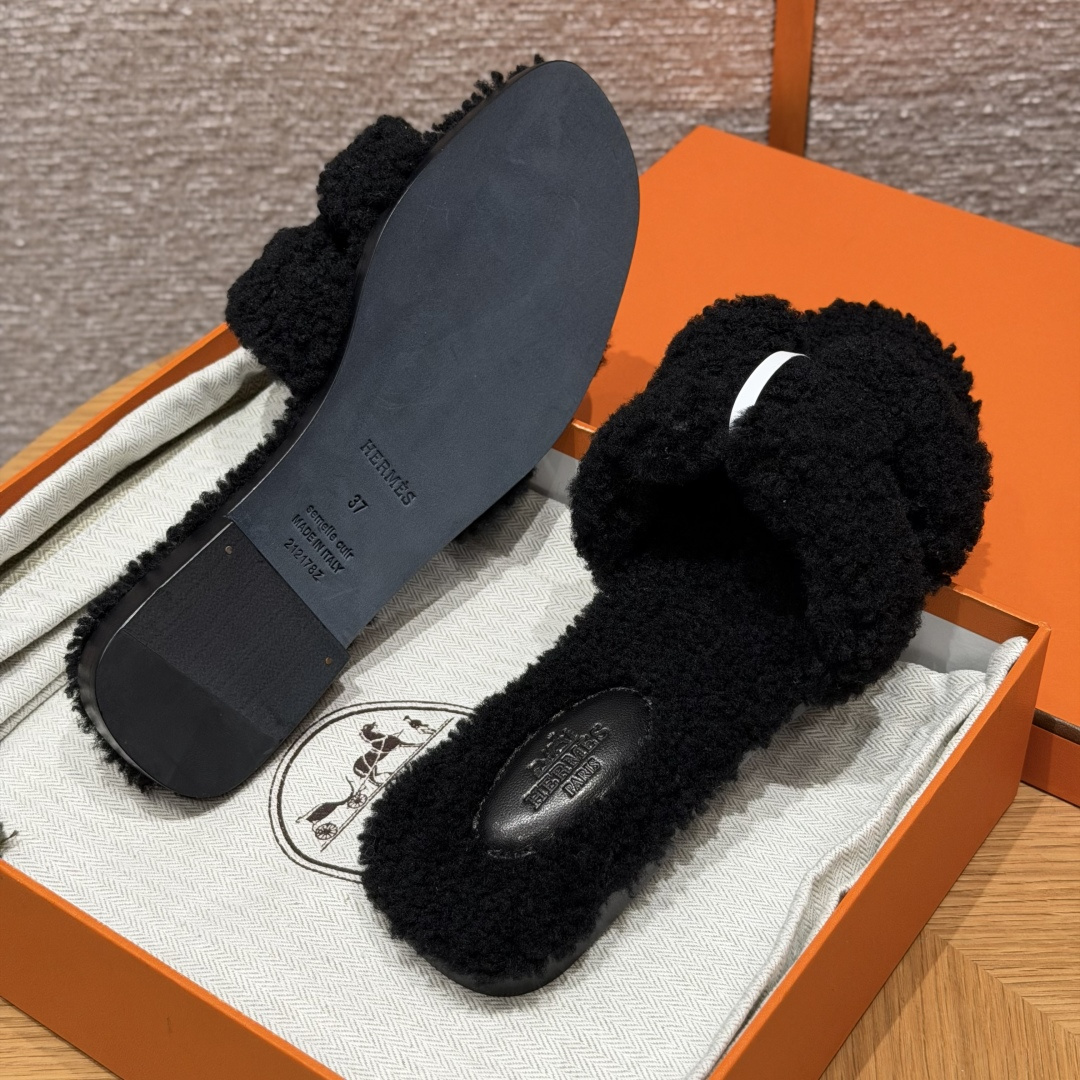 
款式/Style ：181 Oran 凉拖
颜色/Colour：黑色/89/Nior
鞋面材料/Upper material：羊毛皮/woolskin
底部材料/Bottom materials：真皮大底/Dermal outsole

可定制码数/Customizable size：
34-41，（不可定制半码，半码不设退换，34不设退换，41不设退换）

You can&rsquo;t customize half a size, half a size doesn&lsquo;t have a return or exchange, 34 doesn&rsquo;t have a return or exchange, and 41 doesn&lsquo;t have a return or exchange

本店产品均全手工制作
制作周期大约需要15个工作日❤️
Our products are all handmade, and the production cycle takes about 15 working days❤️