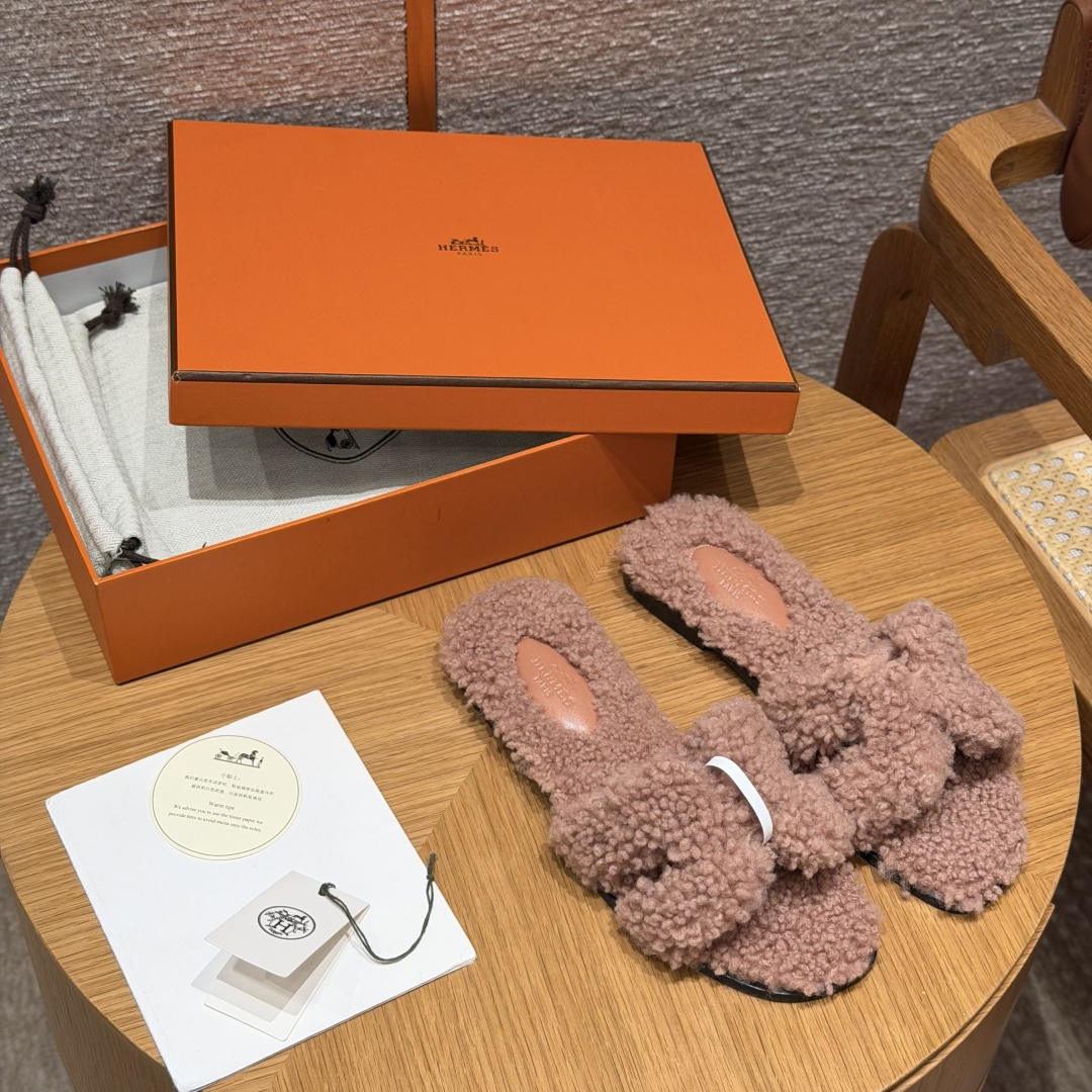  
款式/Style ：181 Oran 凉拖
颜色/Colour：裸粉/Naked pink
鞋面材料/Upper material：羊毛皮/woolskin
底部材料/Bottom materials：真皮大底/Dermal outsole

可定制码数/Customizable size：
34-41，（不可定制半码，半码不设退换，34不设退换，41不设退换）

You can&rsquo;t customize half a size, half a size doesn&lsquo;t have a return or exchange, 34 doesn&rsquo;t have a return or exchange, and 41 doesn&lsquo;t have a return or exchange

本店产品均全手工制作
制作周期大约需要15个工作日❤️
Our products are all handmade, and the production cycle takes about 15 working days❤️