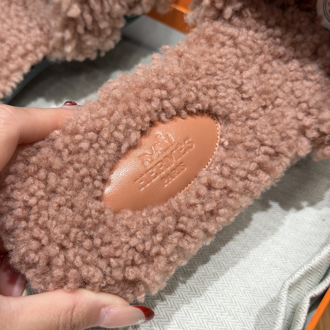  
款式/Style ：181 Oran 凉拖
颜色/Colour：裸粉/Naked pink
鞋面材料/Upper material：羊毛皮/woolskin
底部材料/Bottom materials：真皮大底/Dermal outsole

可定制码数/Customizable size：
34-41，（不可定制半码，半码不设退换，34不设退换，41不设退换）

You can&rsquo;t customize half a size, half a size doesn&lsquo;t have a return or exchange, 34 doesn&rsquo;t have a return or exchange, and 41 doesn&lsquo;t have a return or exchange

本店产品均全手工制作
制作周期大约需要15个工作日❤️
Our products are all handmade, and the production cycle takes about 15 working days❤️