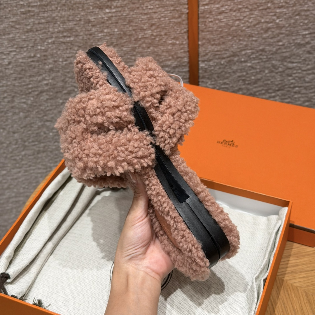  
款式/Style ：181 Oran 凉拖
颜色/Colour：裸粉/Naked pink
鞋面材料/Upper material：羊毛皮/woolskin
底部材料/Bottom materials：真皮大底/Dermal outsole

可定制码数/Customizable size：
34-41，（不可定制半码，半码不设退换，34不设退换，41不设退换）

You can&rsquo;t customize half a size, half a size doesn&lsquo;t have a return or exchange, 34 doesn&rsquo;t have a return or exchange, and 41 doesn&lsquo;t have a return or exchange

本店产品均全手工制作
制作周期大约需要15个工作日❤️
Our products are all handmade, and the production cycle takes about 15 working days❤️