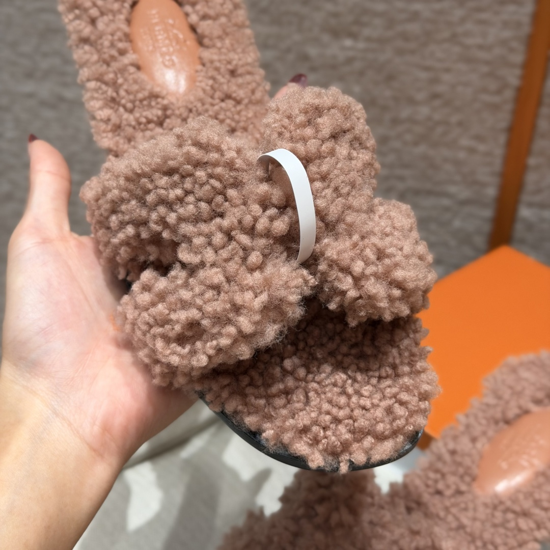  
款式/Style ：181 Oran 凉拖
颜色/Colour：裸粉/Naked pink
鞋面材料/Upper material：羊毛皮/woolskin
底部材料/Bottom materials：真皮大底/Dermal outsole

可定制码数/Customizable size：
34-41，（不可定制半码，半码不设退换，34不设退换，41不设退换）

You can&rsquo;t customize half a size, half a size doesn&lsquo;t have a return or exchange, 34 doesn&rsquo;t have a return or exchange, and 41 doesn&lsquo;t have a return or exchange

本店产品均全手工制作
制作周期大约需要15个工作日❤️
Our products are all handmade, and the production cycle takes about 15 working days❤️