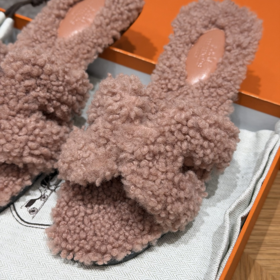  
款式/Style ：181 Oran 凉拖
颜色/Colour：裸粉/Naked pink
鞋面材料/Upper material：羊毛皮/woolskin
底部材料/Bottom materials：真皮大底/Dermal outsole

可定制码数/Customizable size：
34-41，（不可定制半码，半码不设退换，34不设退换，41不设退换）

You can&rsquo;t customize half a size, half a size doesn&lsquo;t have a return or exchange, 34 doesn&rsquo;t have a return or exchange, and 41 doesn&lsquo;t have a return or exchange

本店产品均全手工制作
制作周期大约需要15个工作日❤️
Our products are all handmade, and the production cycle takes about 15 working days❤️