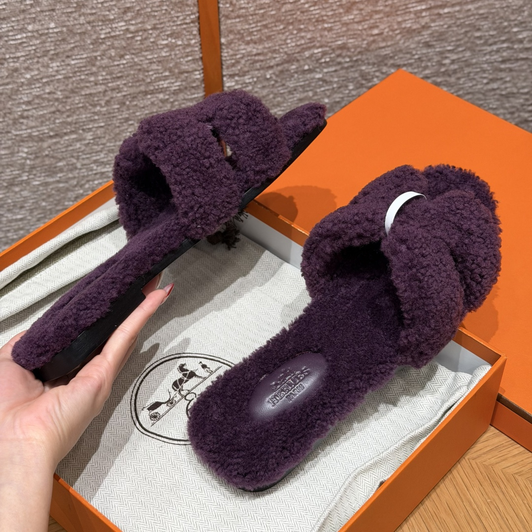  
款式/Style ：181 Oran 凉拖
颜色/Colour：葡萄紫/59/Raisin
鞋面材料/Upper material：羊毛皮/woolskin
底部材料/Bottom materials：真皮大底/Dermal outsole

可定制码数/Customizable size：
34-41，（不可定制半码，半码不设退换，34不设退换，41不设退换）

You can&rsquo;t customize half a size, half a size doesn&lsquo;t have a return or exchange, 34 doesn&rsquo;t have a return or exchange, and 41 doesn&lsquo;t have a return or exchange

本店产品均全手工制作
制作周期大约需要15个工作日❤️
Our products are all handmade, and the production cycle takes about 15 working days❤️