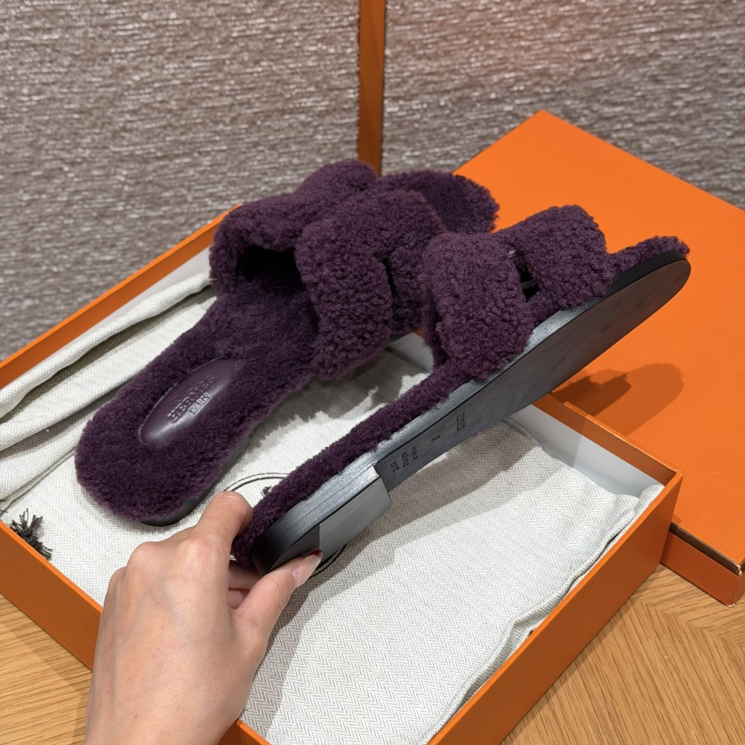  
款式/Style ：181 Oran 凉拖
颜色/Colour：葡萄紫/59/Raisin
鞋面材料/Upper material：羊毛皮/woolskin
底部材料/Bottom materials：真皮大底/Dermal outsole

可定制码数/Customizable size：
34-41，（不可定制半码，半码不设退换，34不设退换，41不设退换）

You can&rsquo;t customize half a size, half a size doesn&lsquo;t have a return or exchange, 34 doesn&rsquo;t have a return or exchange, and 41 doesn&lsquo;t have a return or exchange

本店产品均全手工制作
制作周期大约需要15个工作日❤️
Our products are all handmade, and the production cycle takes about 15 working days❤️
