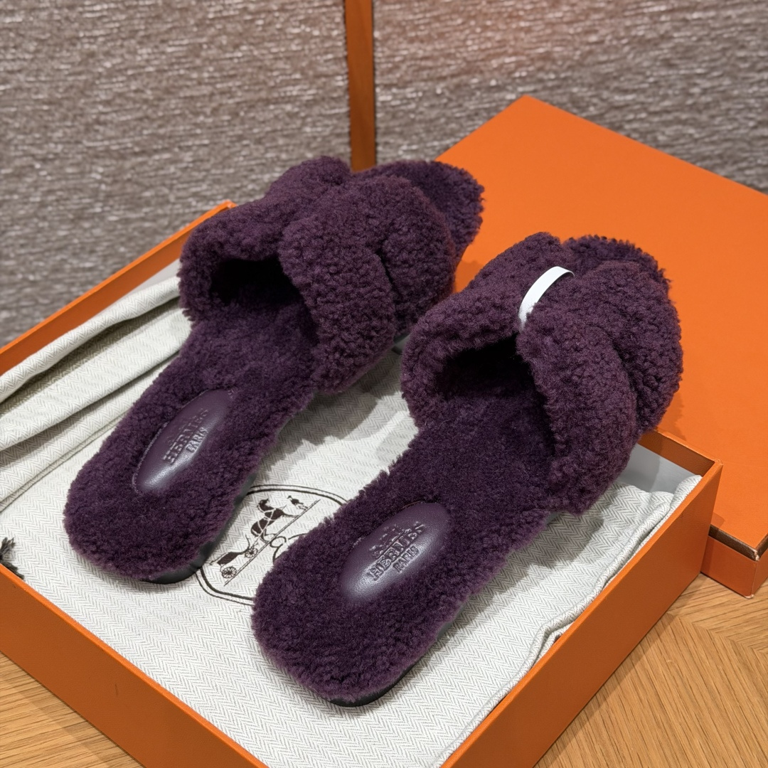  
款式/Style ：181 Oran 凉拖
颜色/Colour：葡萄紫/59/Raisin
鞋面材料/Upper material：羊毛皮/woolskin
底部材料/Bottom materials：真皮大底/Dermal outsole

可定制码数/Customizable size：
34-41，（不可定制半码，半码不设退换，34不设退换，41不设退换）

You can&rsquo;t customize half a size, half a size doesn&lsquo;t have a return or exchange, 34 doesn&rsquo;t have a return or exchange, and 41 doesn&lsquo;t have a return or exchange

本店产品均全手工制作
制作周期大约需要15个工作日❤️
Our products are all handmade, and the production cycle takes about 15 working days❤️