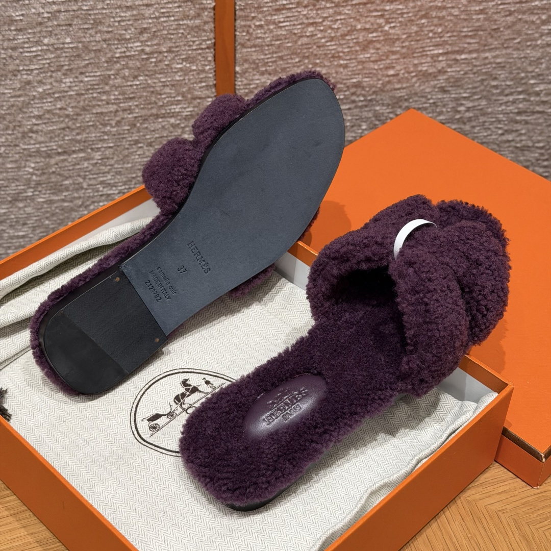  
款式/Style ：181 Oran 凉拖
颜色/Colour：葡萄紫/59/Raisin
鞋面材料/Upper material：羊毛皮/woolskin
底部材料/Bottom materials：真皮大底/Dermal outsole

可定制码数/Customizable size：
34-41，（不可定制半码，半码不设退换，34不设退换，41不设退换）

You can&rsquo;t customize half a size, half a size doesn&lsquo;t have a return or exchange, 34 doesn&rsquo;t have a return or exchange, and 41 doesn&lsquo;t have a return or exchange

本店产品均全手工制作
制作周期大约需要15个工作日❤️
Our products are all handmade, and the production cycle takes about 15 working days❤️