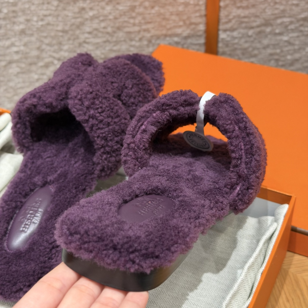  
款式/Style ：181 Oran 凉拖
颜色/Colour：葡萄紫/59/Raisin
鞋面材料/Upper material：羊毛皮/woolskin
底部材料/Bottom materials：真皮大底/Dermal outsole

可定制码数/Customizable size：
34-41，（不可定制半码，半码不设退换，34不设退换，41不设退换）

You can&rsquo;t customize half a size, half a size doesn&lsquo;t have a return or exchange, 34 doesn&rsquo;t have a return or exchange, and 41 doesn&lsquo;t have a return or exchange

本店产品均全手工制作
制作周期大约需要15个工作日❤️
Our products are all handmade, and the production cycle takes about 15 working days❤️