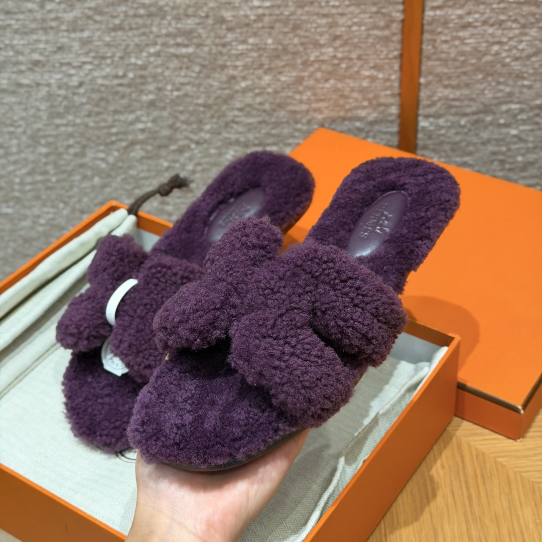  
款式/Style ：181 Oran 凉拖
颜色/Colour：葡萄紫/59/Raisin
鞋面材料/Upper material：羊毛皮/woolskin
底部材料/Bottom materials：真皮大底/Dermal outsole

可定制码数/Customizable size：
34-41，（不可定制半码，半码不设退换，34不设退换，41不设退换）

You can&rsquo;t customize half a size, half a size doesn&lsquo;t have a return or exchange, 34 doesn&rsquo;t have a return or exchange, and 41 doesn&lsquo;t have a return or exchange

本店产品均全手工制作
制作周期大约需要15个工作日❤️
Our products are all handmade, and the production cycle takes about 15 working days❤️