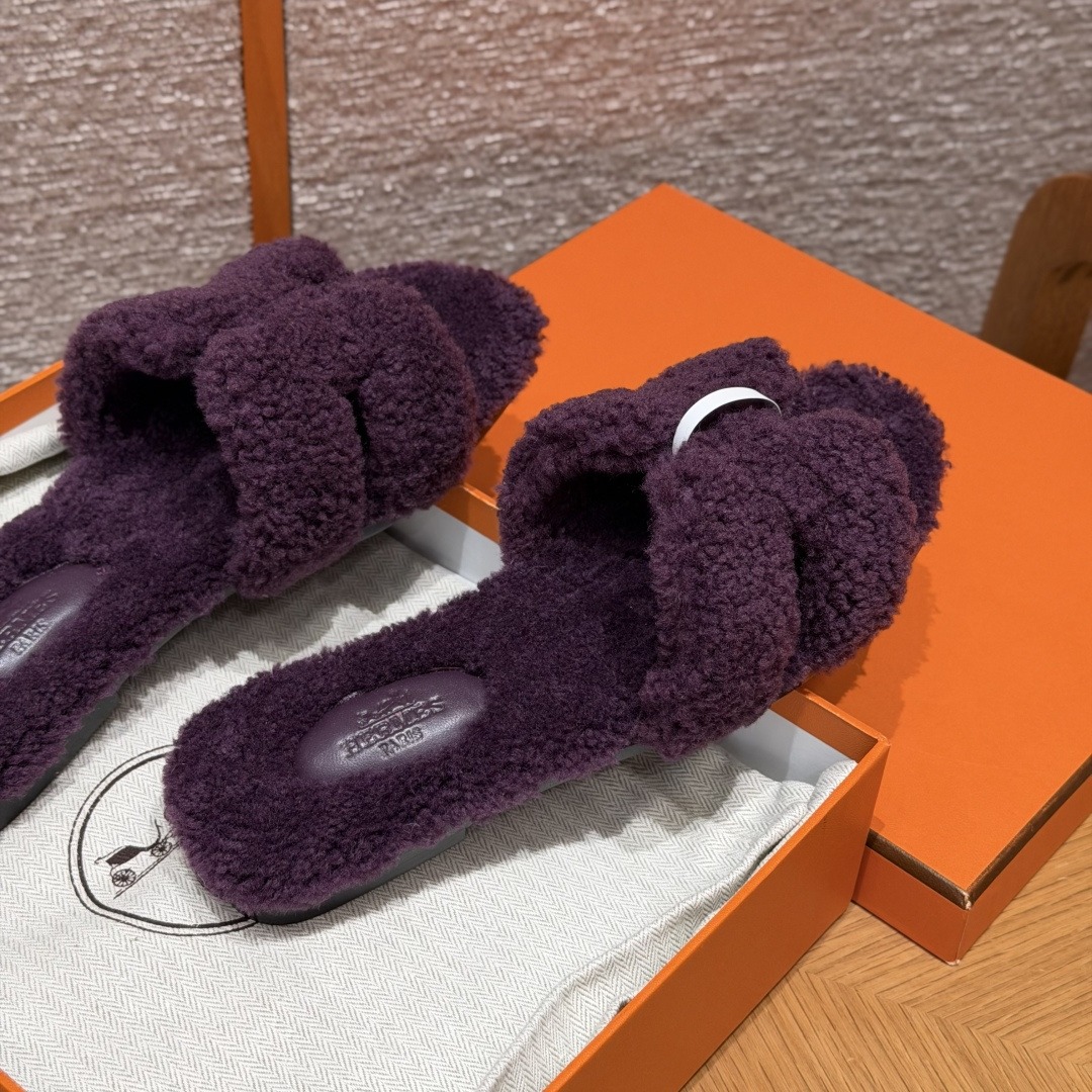  
款式/Style ：181 Oran 凉拖
颜色/Colour：葡萄紫/59/Raisin
鞋面材料/Upper material：羊毛皮/woolskin
底部材料/Bottom materials：真皮大底/Dermal outsole

可定制码数/Customizable size：
34-41，（不可定制半码，半码不设退换，34不设退换，41不设退换）

You can&rsquo;t customize half a size, half a size doesn&lsquo;t have a return or exchange, 34 doesn&rsquo;t have a return or exchange, and 41 doesn&lsquo;t have a return or exchange

本店产品均全手工制作
制作周期大约需要15个工作日❤️
Our products are all handmade, and the production cycle takes about 15 working days❤️