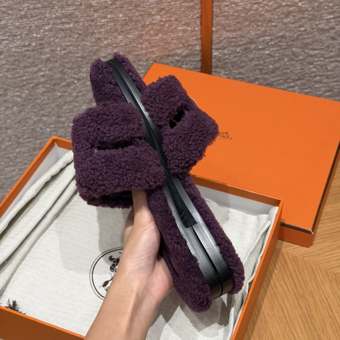  
款式/Style ：181 Oran 凉拖
颜色/Colour：葡萄紫/59/Raisin
鞋面材料/Upper material：羊毛皮/woolskin
底部材料/Bottom materials：真皮大底/Dermal outsole

可定制码数/Customizable size：
34-41，（不可定制半码，半码不设退换，34不设退换，41不设退换）

You can&rsquo;t customize half a size, half a size doesn&lsquo;t have a return or exchange, 34 doesn&rsquo;t have a return or exchange, and 41 doesn&lsquo;t have a return or exchange

本店产品均全手工制作
制作周期大约需要15个工作日❤️
Our products are all handmade, and the production cycle takes about 15 working days❤️