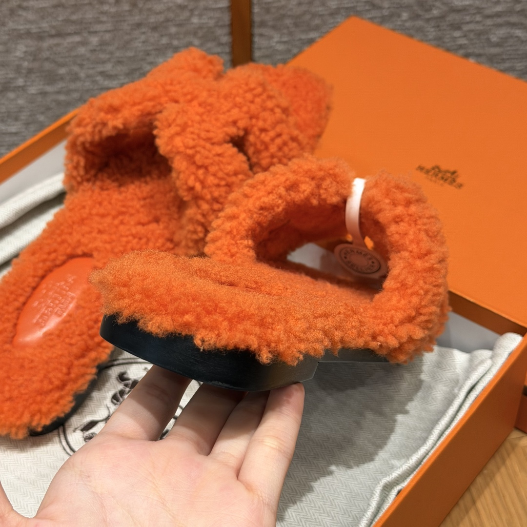 
款式/Style ：181 Oran 凉拖
颜色/Colour：橙色/orange 
鞋面材料/Upper material：羊毛皮/woolskin
底部材料/Bottom materials：真皮大底/Dermal outsole

可定制码数/Customizable size：
34-41，（不可定制半码，半码不设退换，34不设退换，41不设退换）

You can&rsquo;t customize half a size, half a size doesn&lsquo;t have a return or exchange, 34 doesn&rsquo;t have a return or exchange, and 41 doesn&lsquo;t have a return or exchange

本店产品均全手工制作
制作周期大约需要15个工作日❤️
Our products are all handmade, and the production cycle takes about 15 working days❤️