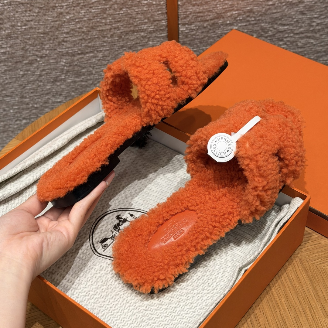 
款式/Style ：181 Oran 凉拖
颜色/Colour：橙色/orange 
鞋面材料/Upper material：羊毛皮/woolskin
底部材料/Bottom materials：真皮大底/Dermal outsole

可定制码数/Customizable size：
34-41，（不可定制半码，半码不设退换，34不设退换，41不设退换）

You can&rsquo;t customize half a size, half a size doesn&lsquo;t have a return or exchange, 34 doesn&rsquo;t have a return or exchange, and 41 doesn&lsquo;t have a return or exchange

本店产品均全手工制作
制作周期大约需要15个工作日❤️
Our products are all handmade, and the production cycle takes about 15 working days❤️