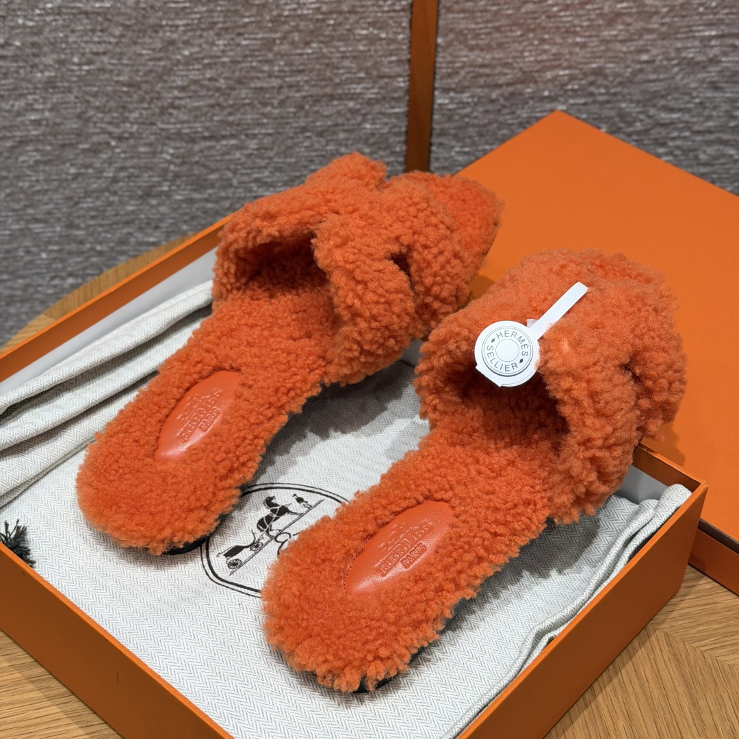 
款式/Style ：181 Oran 凉拖
颜色/Colour：橙色/orange 
鞋面材料/Upper material：羊毛皮/woolskin
底部材料/Bottom materials：真皮大底/Dermal outsole

可定制码数/Customizable size：
34-41，（不可定制半码，半码不设退换，34不设退换，41不设退换）

You can&rsquo;t customize half a size, half a size doesn&lsquo;t have a return or exchange, 34 doesn&rsquo;t have a return or exchange, and 41 doesn&lsquo;t have a return or exchange

本店产品均全手工制作
制作周期大约需要15个工作日❤️
Our products are all handmade, and the production cycle takes about 15 working days❤️