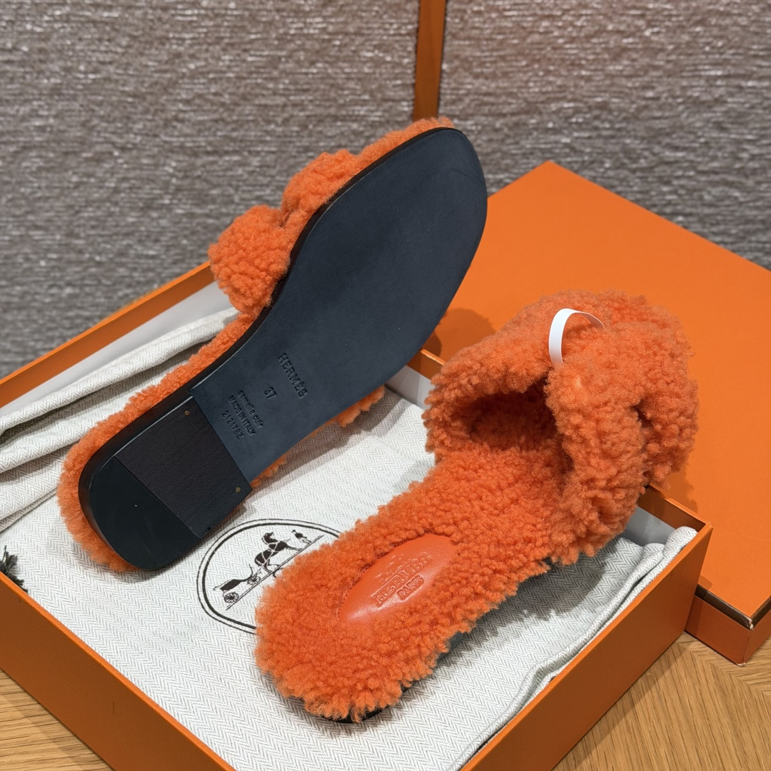 
款式/Style ：181 Oran 凉拖
颜色/Colour：橙色/orange 
鞋面材料/Upper material：羊毛皮/woolskin
底部材料/Bottom materials：真皮大底/Dermal outsole

可定制码数/Customizable size：
34-41，（不可定制半码，半码不设退换，34不设退换，41不设退换）

You can&rsquo;t customize half a size, half a size doesn&lsquo;t have a return or exchange, 34 doesn&rsquo;t have a return or exchange, and 41 doesn&lsquo;t have a return or exchange

本店产品均全手工制作
制作周期大约需要15个工作日❤️
Our products are all handmade, and the production cycle takes about 15 working days❤️