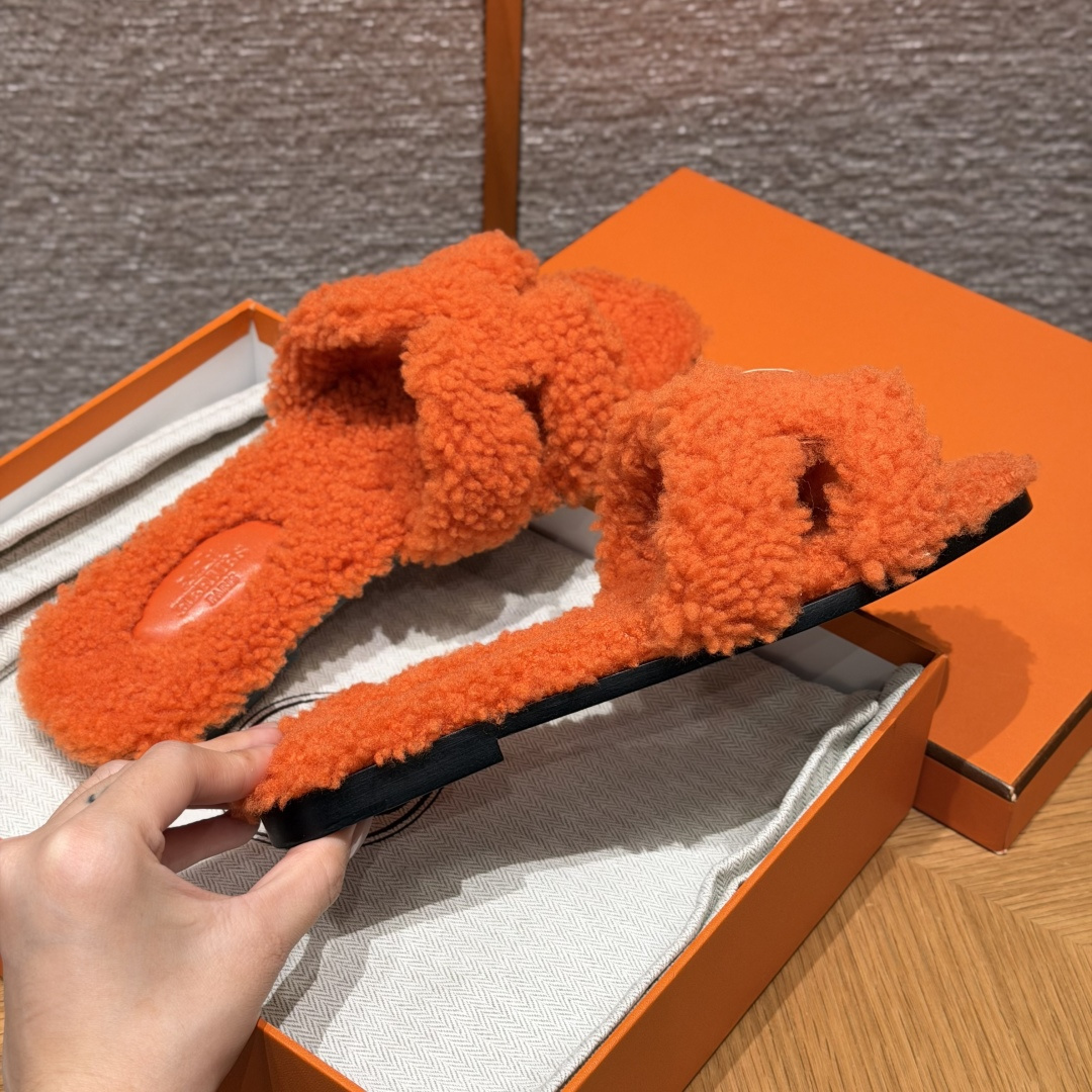 
款式/Style ：181 Oran 凉拖
颜色/Colour：橙色/orange 
鞋面材料/Upper material：羊毛皮/woolskin
底部材料/Bottom materials：真皮大底/Dermal outsole

可定制码数/Customizable size：
34-41，（不可定制半码，半码不设退换，34不设退换，41不设退换）

You can&rsquo;t customize half a size, half a size doesn&lsquo;t have a return or exchange, 34 doesn&rsquo;t have a return or exchange, and 41 doesn&lsquo;t have a return or exchange

本店产品均全手工制作
制作周期大约需要15个工作日❤️
Our products are all handmade, and the production cycle takes about 15 working days❤️