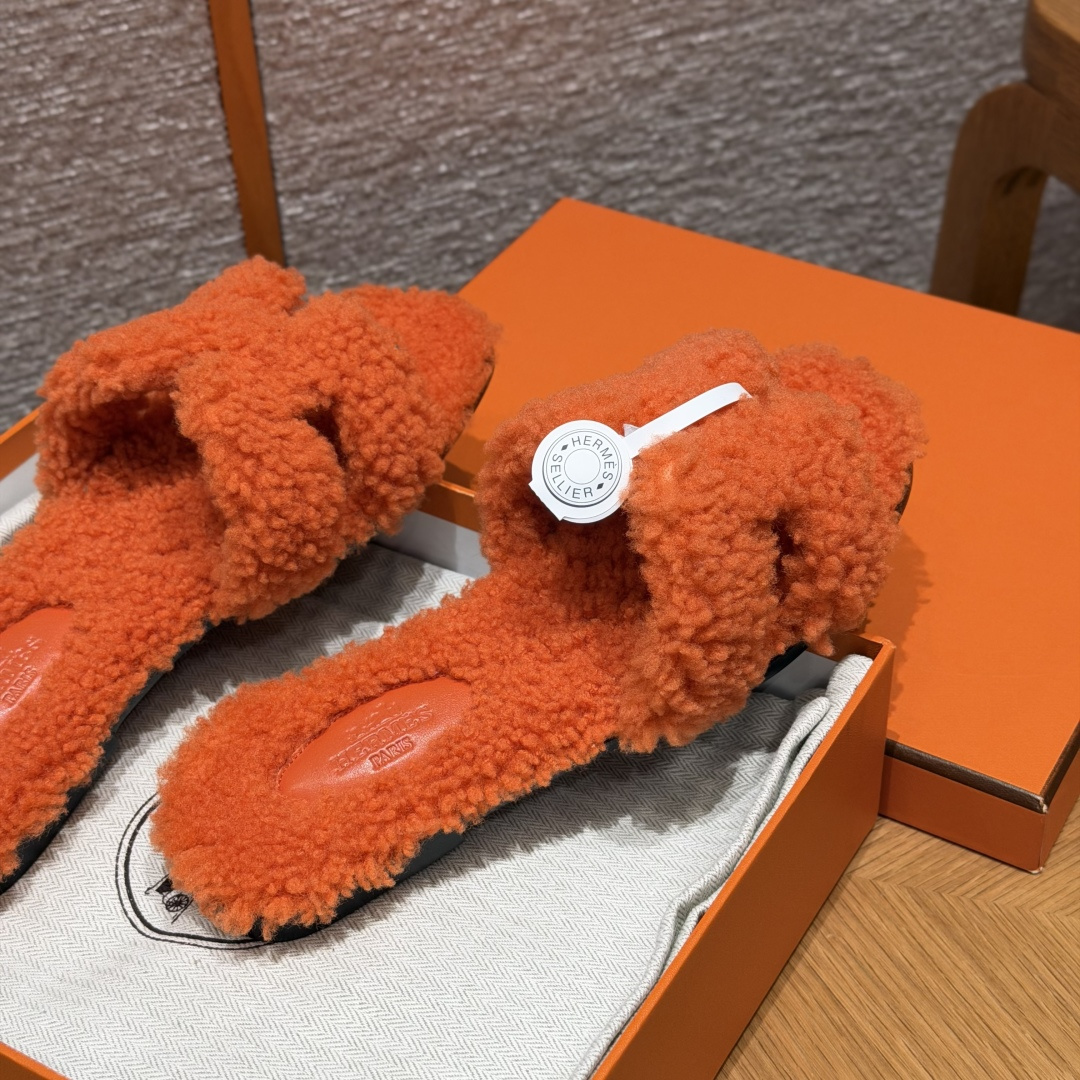 
款式/Style ：181 Oran 凉拖
颜色/Colour：橙色/orange 
鞋面材料/Upper material：羊毛皮/woolskin
底部材料/Bottom materials：真皮大底/Dermal outsole

可定制码数/Customizable size：
34-41，（不可定制半码，半码不设退换，34不设退换，41不设退换）

You can&rsquo;t customize half a size, half a size doesn&lsquo;t have a return or exchange, 34 doesn&rsquo;t have a return or exchange, and 41 doesn&lsquo;t have a return or exchange

本店产品均全手工制作
制作周期大约需要15个工作日❤️
Our products are all handmade, and the production cycle takes about 15 working days❤️