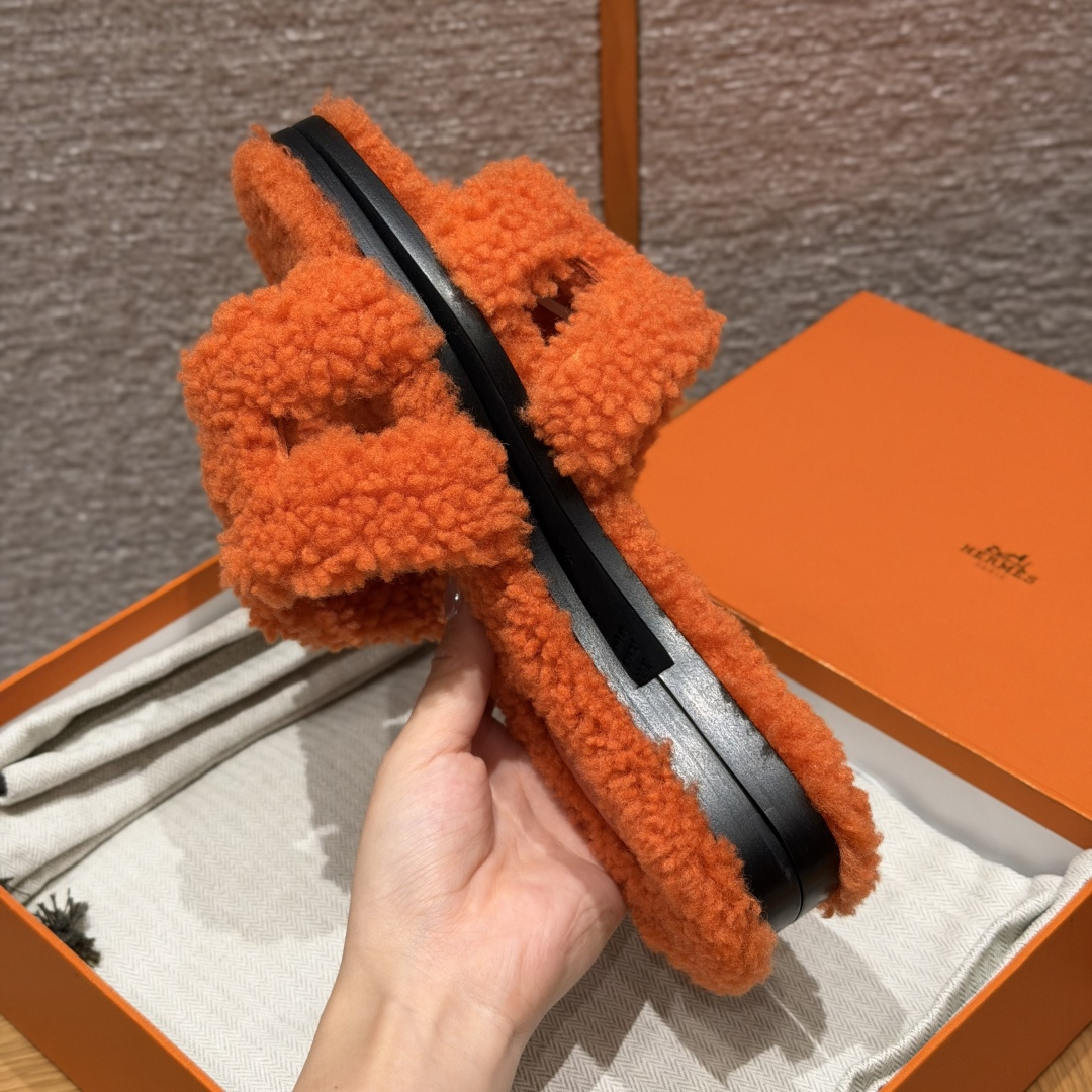 
款式/Style ：181 Oran 凉拖
颜色/Colour：橙色/orange 
鞋面材料/Upper material：羊毛皮/woolskin
底部材料/Bottom materials：真皮大底/Dermal outsole

可定制码数/Customizable size：
34-41，（不可定制半码，半码不设退换，34不设退换，41不设退换）

You can&rsquo;t customize half a size, half a size doesn&lsquo;t have a return or exchange, 34 doesn&rsquo;t have a return or exchange, and 41 doesn&lsquo;t have a return or exchange

本店产品均全手工制作
制作周期大约需要15个工作日❤️
Our products are all handmade, and the production cycle takes about 15 working days❤️