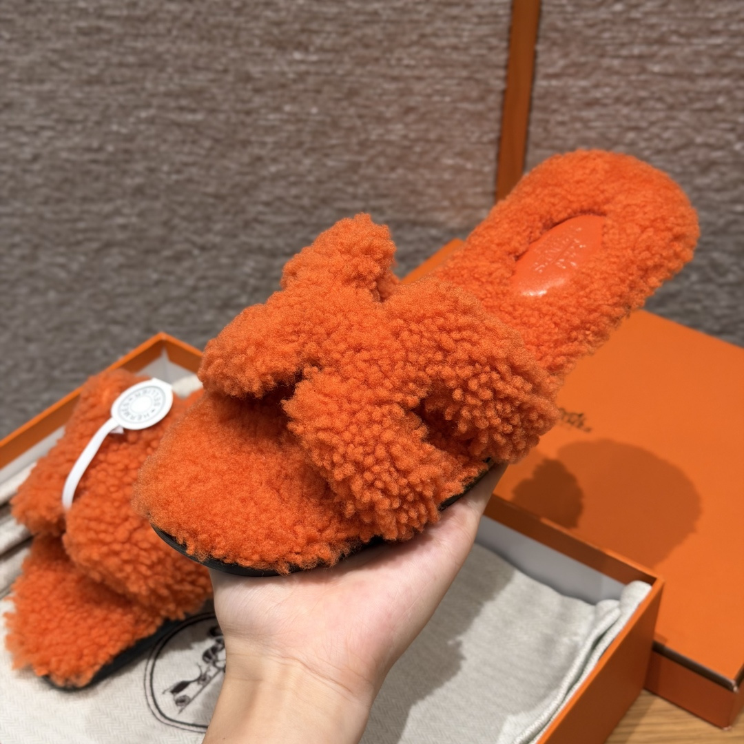 
款式/Style ：181 Oran 凉拖
颜色/Colour：橙色/orange 
鞋面材料/Upper material：羊毛皮/woolskin
底部材料/Bottom materials：真皮大底/Dermal outsole

可定制码数/Customizable size：
34-41，（不可定制半码，半码不设退换，34不设退换，41不设退换）

You can&rsquo;t customize half a size, half a size doesn&lsquo;t have a return or exchange, 34 doesn&rsquo;t have a return or exchange, and 41 doesn&lsquo;t have a return or exchange

本店产品均全手工制作
制作周期大约需要15个工作日❤️
Our products are all handmade, and the production cycle takes about 15 working days❤️