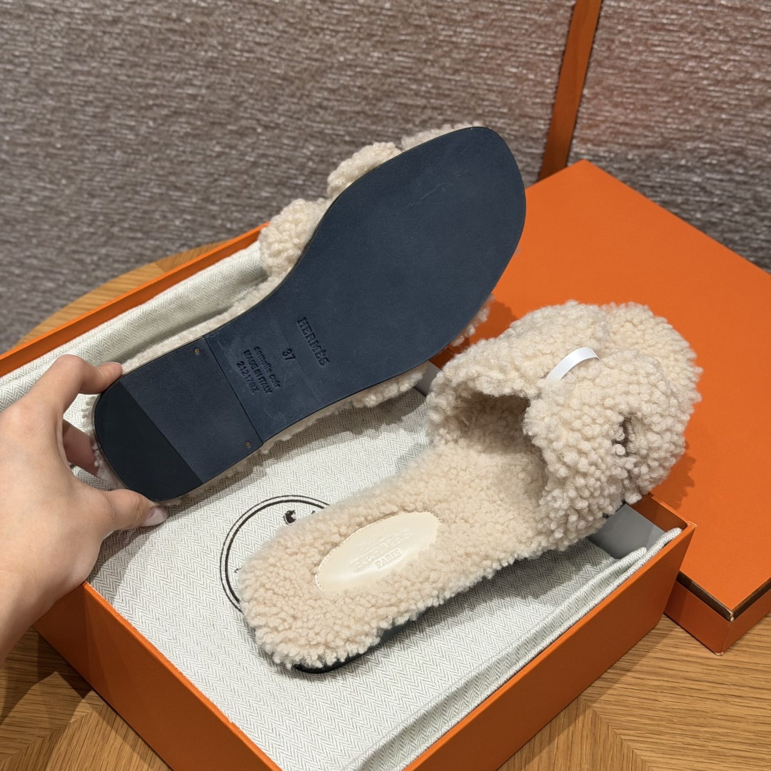 
款式/Style ：181 Oran 凉拖
颜色/Colour：奶昔白/Craie
鞋面材料/Upper material：羊毛皮/woolskin
底部材料/Bottom materials：真皮大底/Dermal outsole

可定制码数/Customizable size：
34-41，（不可定制半码，半码不设退换，34不设退换，41不设退换）

You can&rsquo;t customize half a size, half a size doesn&lsquo;t have a return or exchange, 34 doesn&rsquo;t have a return or exchange, and 41 doesn&lsquo;t have a return or exchange

本店产品均全手工制作
制作周期大约需要15个工作日❤️
Our products are all handmade, and the production cycle takes about 15 working days❤️