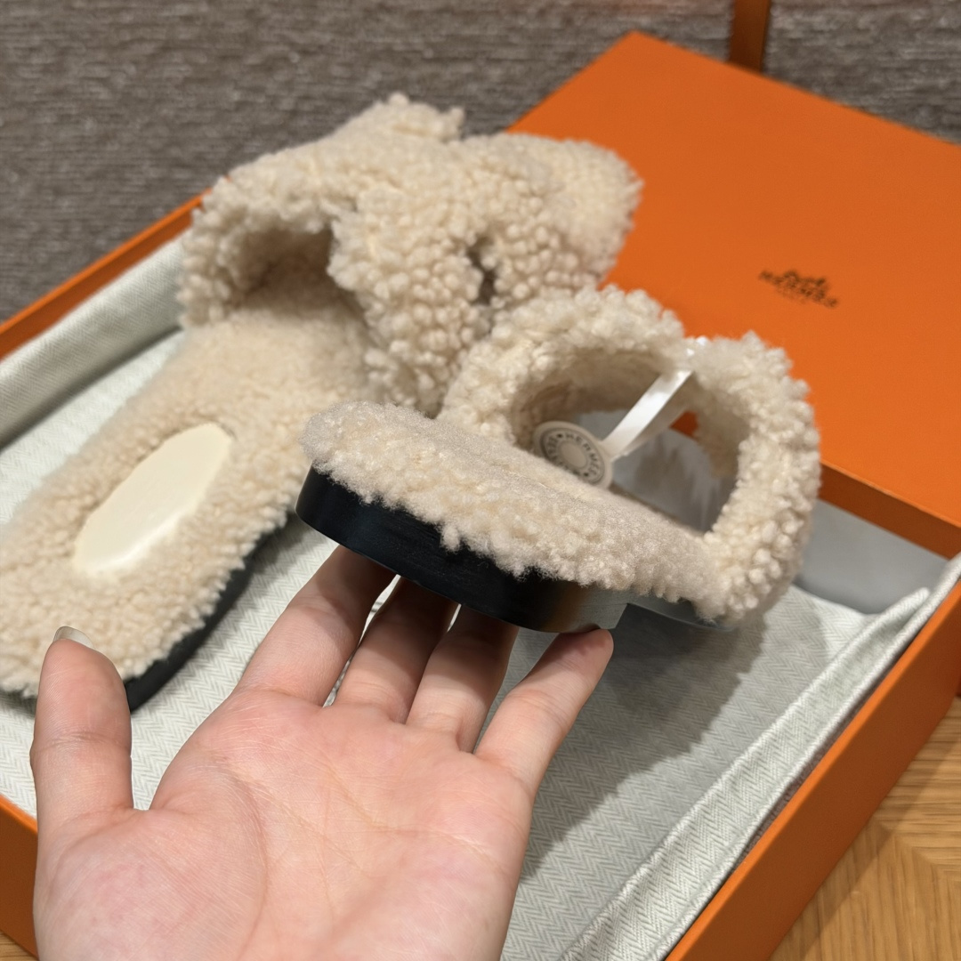 
款式/Style ：181 Oran 凉拖
颜色/Colour：奶昔白/Craie
鞋面材料/Upper material：羊毛皮/woolskin
底部材料/Bottom materials：真皮大底/Dermal outsole

可定制码数/Customizable size：
34-41，（不可定制半码，半码不设退换，34不设退换，41不设退换）

You can&rsquo;t customize half a size, half a size doesn&lsquo;t have a return or exchange, 34 doesn&rsquo;t have a return or exchange, and 41 doesn&lsquo;t have a return or exchange

本店产品均全手工制作
制作周期大约需要15个工作日❤️
Our products are all handmade, and the production cycle takes about 15 working days❤️