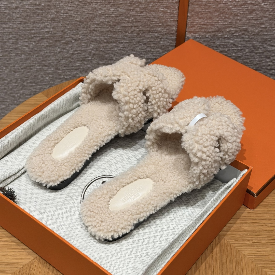 
款式/Style ：181 Oran 凉拖
颜色/Colour：奶昔白/Craie
鞋面材料/Upper material：羊毛皮/woolskin
底部材料/Bottom materials：真皮大底/Dermal outsole

可定制码数/Customizable size：
34-41，（不可定制半码，半码不设退换，34不设退换，41不设退换）

You can&rsquo;t customize half a size, half a size doesn&lsquo;t have a return or exchange, 34 doesn&rsquo;t have a return or exchange, and 41 doesn&lsquo;t have a return or exchange

本店产品均全手工制作
制作周期大约需要15个工作日❤️
Our products are all handmade, and the production cycle takes about 15 working days❤️