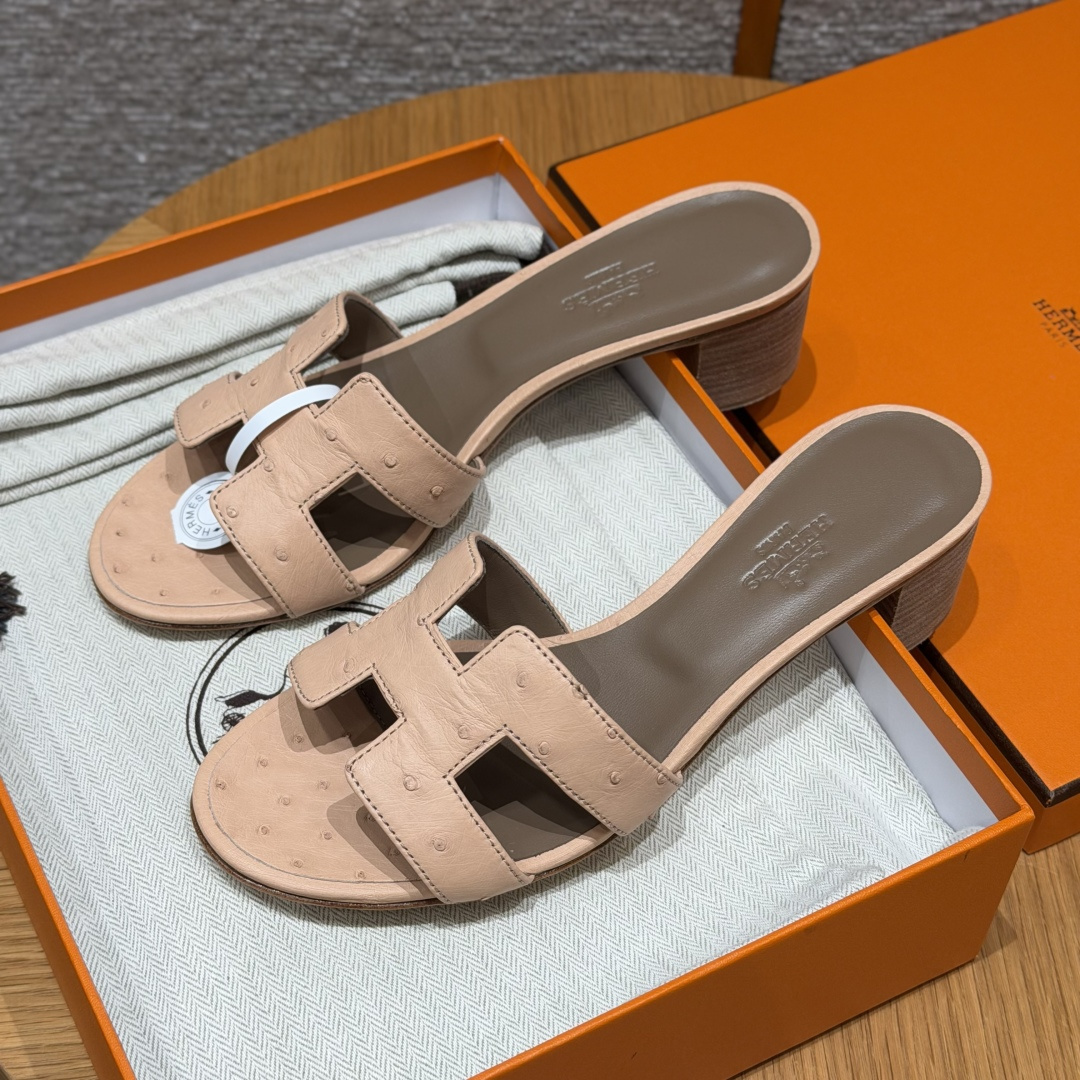 HERMES 🐦 Oasis Epsom Mules  Mules à bride  Femme  Mi-saison  Classique et tendance  Cuir d'autruche  Cuir rare