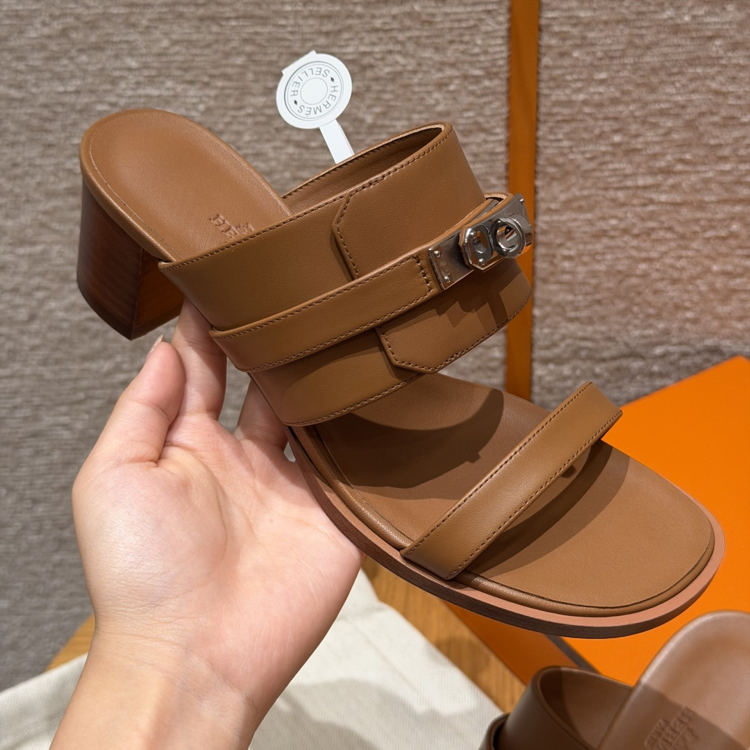 HERMES Sandales cuir de veau marron doré talon épais