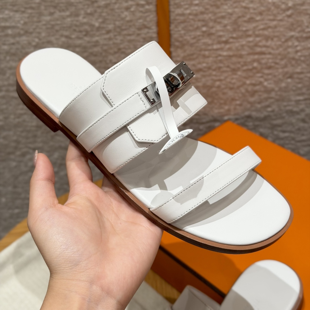 HERMES Sandales blanches en veau cuir, plates