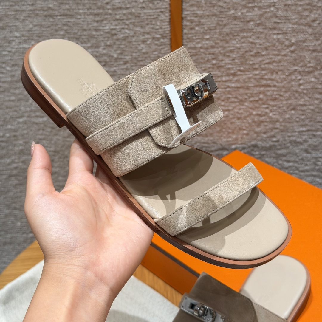 HERMES Sandales en daim beige camel plates mules