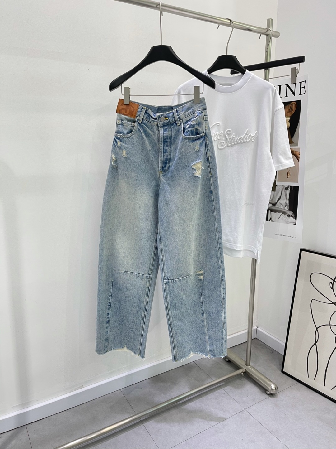 NO:316005,【Ann light blue spliced ​​scimitar jean trousers】Fabric denim cotton color light blue Ann anderman personality spliced ​​jeans High woven high-density twill fabric, high-quality soft and skin-friendly material, first-class texture, fashionable and high-end upper body, loose style gray can often cover flesh, can cleverly cover excess fat on the hips, make it look slimming and long legs, versatile weapon, not picky for people to wear, can control any body shape, flat size S waist 68, hip 106, trouser length 106 M waist 72, hip 110, trouser length 107 L waist 76, hip 114, trouser length 108 Manual measurement will have 2~3cm errors within the normal range, , jeans, alexander wang19860909【Ann浅蓝拼接弯刀牛仔长裤】面料牛仔棉 颜色浅蓝 Ann anderman个性弯刀拼接牛仔裤 高织高密斜纹面料,高版品质 柔软亲肤材质,质感一流 上身时髦又高级 宽松版型灰常能遮肉肉 能够巧妙的遮住胯部多余的赘肉 显瘦显腿长 百搭利器 不挑人穿 任何身形都可驾驭 平铺尺码 S腰围68,臀围106,裤长106 M腰围72,臀围110,裤长107 L腰围76,臀围114,裤长108 手工测量会有2~3cm误差属于正常范围,,jeans,alexander wang,Women's clothing