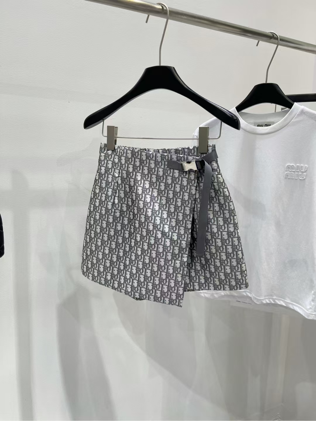 NO:450256,[DR gray-white jacquard belt skirt], custom-made jacquard fabric, color gray-white contrast, vacation style jacquard fabric skirt pants, its fabric is a new jacquard fabric, the A-line style is super slim and extremely versatile. Whether it is a T-shirt, shirt or suspenders, it can be easily matched, allowing you to maintain the best condition during vacation!  The most important thing is that this skirt has a full sense of design and a sense of luxury, allowing you to stand out from the crowd. The front looks like a skirt, but in fact it is a pair of shorts. Don’t worry about exposing yourself and become the focus of your vacation!  Customized hardware belt full texture Flat size S waist circumference 64 elasticity, hip circumference 98, trousers length 39 M waist circumference 68 elasticity, hip circumference 102, trousers length 40 L waist circumference 72 elasticity, hip circumference 106, trousers length 41 Manual measurement will have 2~3cm errors within the normal range, skirts, shorts, shirts, tees, t-shirt, alexander wang19860909【DR灰白提花腰带裙裤】 ,面料定制提花面料 颜色灰白撞色 度假风提花面料裙裤 它的面料是新款提花面料 A字版型超级显瘦 而且百搭性超强,无论是T恤、衬衫还是吊带 都能轻松搭配,让你在度假时也能保持最佳状态！ 最重要的是,这款裙子的设计感十足 高级感满满,让你在人群中脱颖而出 正面看似一条半裙,实际是一条短裤 不用担心会走光 成为度假的焦点！ 定制五金腰带 质感满满 平铺尺码 S腰围64弹力,臀围98,裤长39 M腰围68弹力,臀围102,裤长40 L腰围72弹力,臀围106,裤长41 手工测量会有2~3cm误差属于正常范围,,skirts,shorts,shirts,tees，t-shirt,alexander wang,Women's clothing