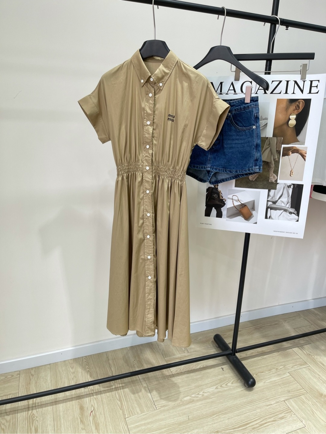 NO:413262,[M milk tea color olive short-sleeved waist-hugging shirt skirt], fabric is cotton, color milk tea color * ｜Dalive pinch pleated short shirt dress 25SS spring and summer new style!  Customized twill cotton material, soft and skin-friendly, comfortable and not easy to wrinkle. The top cuffs are neatly folded. The waist elastic pleats are narrowed. The waist-exposed details are exposed to the details. Add a sweet and cute atmosphere. Compatible with the brand logo on the chest. It presents an exclusive well-behaved college style. The waist-extended design of the long skirt, covering the flesh and making it look slimming. Flat sizes. S-to-rotated rotator sleeves, bust 104, waist 62 elastic, skirt length 119 M-to-rotated rotator sleeves, bust 108, waist 66 elastic, skirt length 120 L-to-rotated rotator sleeves, bust 108, waist 70 elastic, skirt length 121. There will be 2~3cm errors in manual measurements. Skirts,shirts,T-shirts,alexander wang19860909【M奶茶色打榄短袖收腰衬衫裙】 ,面料全棉 颜色奶茶色 * ｜打榄捏褶短款衬衫连衣裙 25SS春夏新款！ 订制斜纹全棉材质 柔软亲肤 舒适不易皱 上衣袖口利落翻折 腰身弹力褶皱打榄收窄 配合短款版型露腰细节 增添甜美可爱气息 与胸前品牌徽标相得益彰 呈现专属乖巧学院风格 长裙收腰设计,遮肉显瘦 平铺尺码 S连肩袖,胸围104,腰围62弹力,裙长119 M连肩袖,胸围108,腰围66弹力,裙长120 L连肩袖,胸围108,腰围70弹力,裙长121 手工测量会有2~3cm误差属于正常范围,,skirts,shirts,T-shirt,alexander wang,Women's clothing