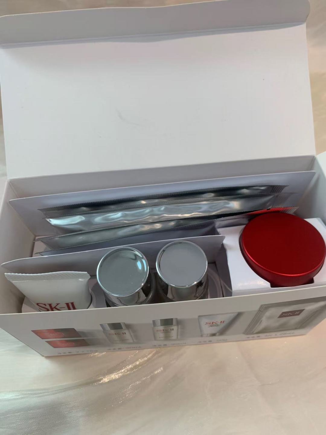 专/105💰
SK2小样九件套！内含：洗面奶20g，神仙水30ml，清滢露30ml，大红瓶面霜15g+15g=30g，前男友面膜4片。