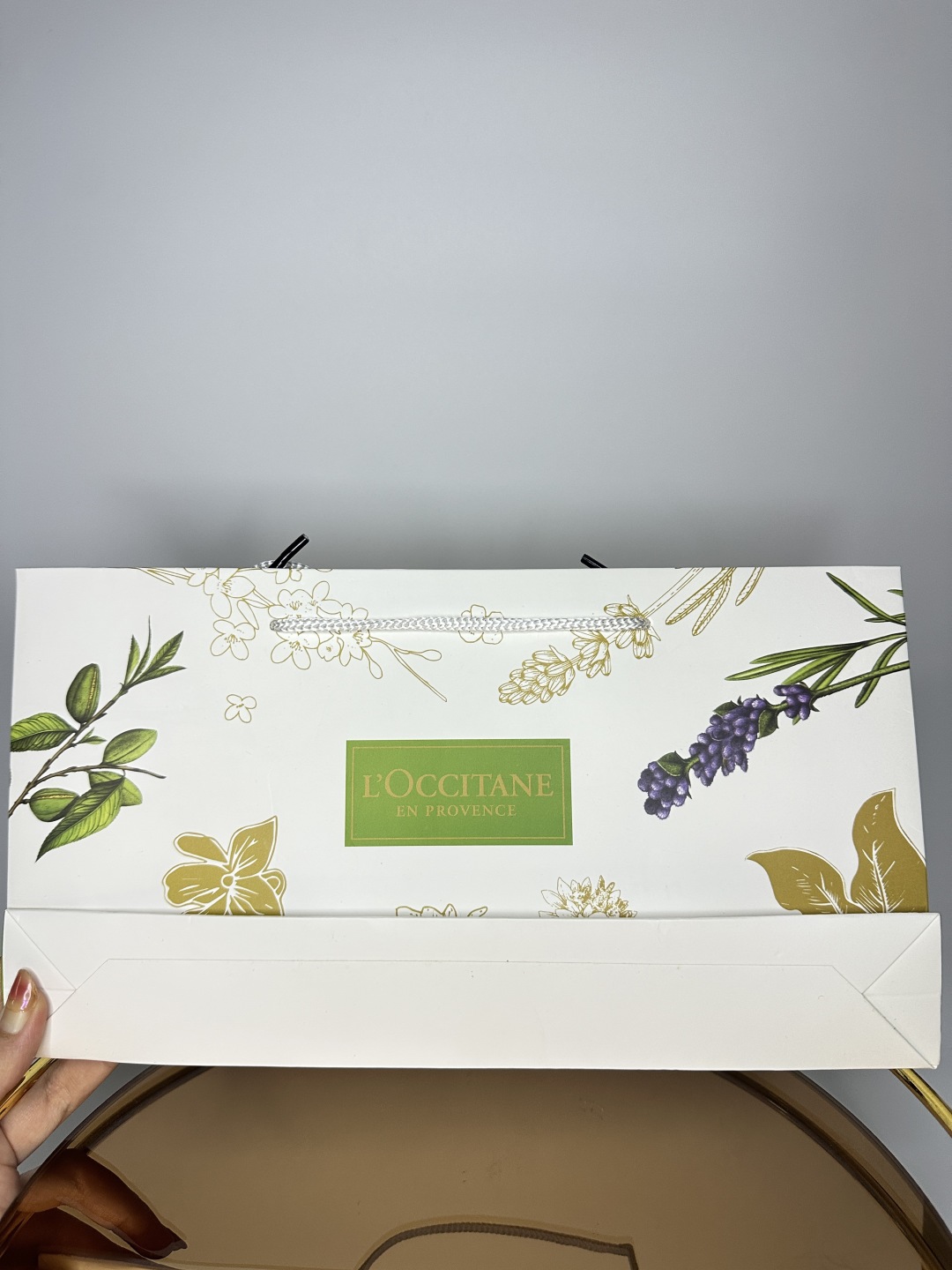 专/50💰
欧舒丹烫金臻选护手霜六件套！内含：30ml*6。味道：樱花*2，乳木果*2，玫瑰*2。