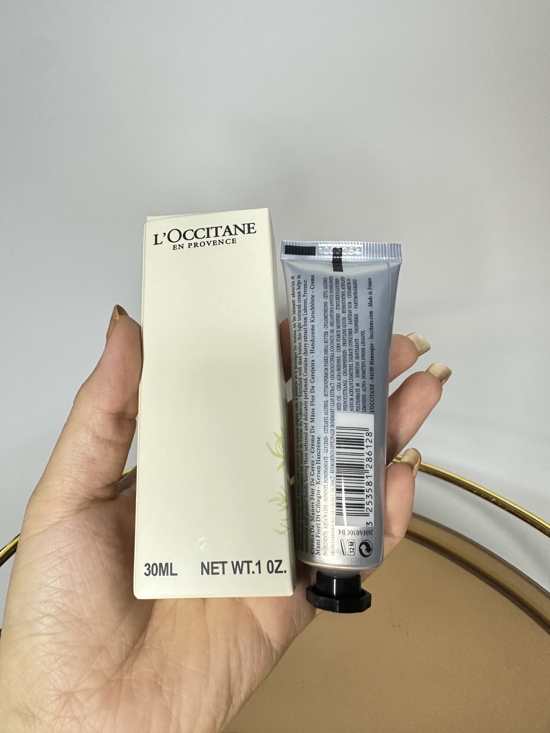 专/50💰
欧舒丹烫金臻选护手霜六件套！内含：30ml*6。味道：樱花*2，乳木果*2，玫瑰*2。