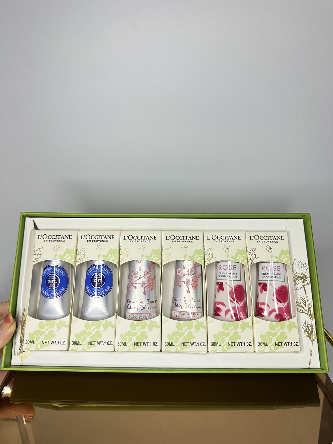 专/50💰
欧舒丹烫金臻选护手霜六件套！内含：30ml*6。味道：樱花*2，乳木果*2，玫瑰*2。