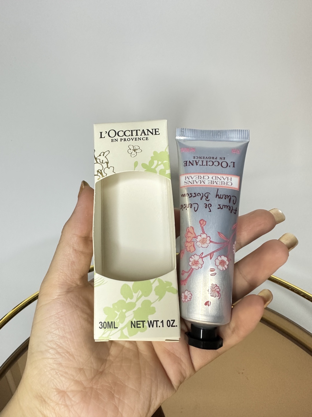 专/50💰
欧舒丹烫金臻选护手霜六件套！内含：30ml*6。味道：樱花*2，乳木果*2，玫瑰*2。