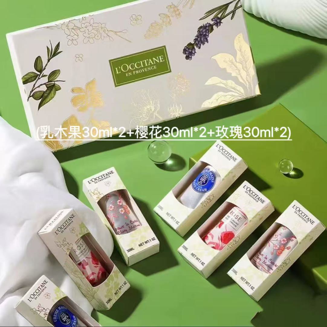 专/50💰
欧舒丹烫金臻选护手霜六件套！内含：30ml*6。味道：樱花*2，乳木果*2，玫瑰*2。