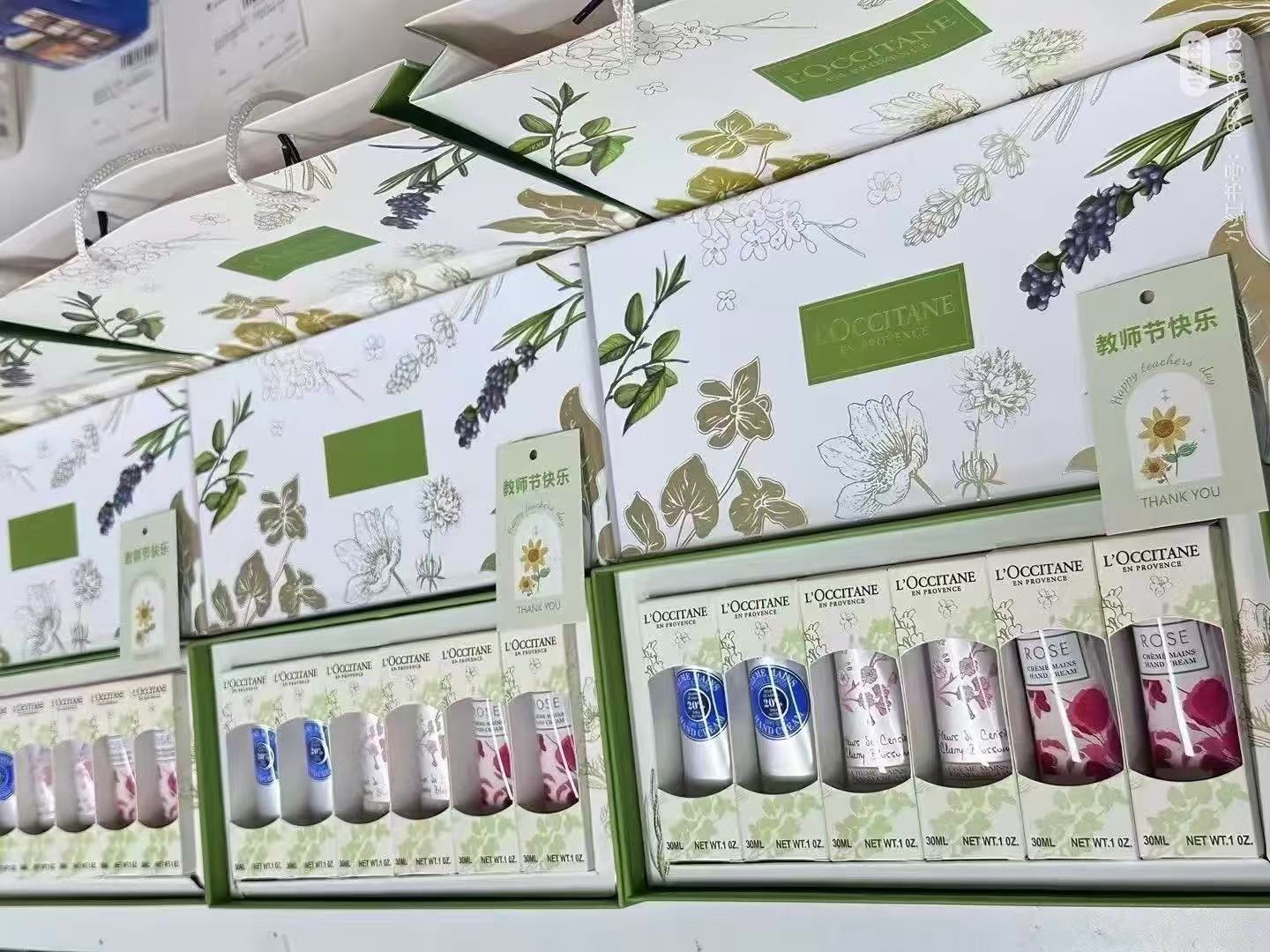 专/50💰
欧舒丹烫金臻选护手霜六件套！内含：30ml*6。味道：樱花*2，乳木果*2，玫瑰*2。